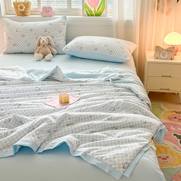 91家纺网 家纺一手货源 找家纺 金喜 2025新款小清新风格有氧针织双层纱大豆被夏被四件套 小熊派对