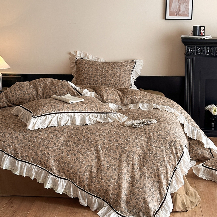 91家纺网 家纺一手货源 找家纺 蓝邻家纺 2025春夏新款全棉纯棉复古双层纱花边织带款四件套 漫步花丛