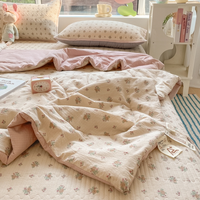 91家纺网 家纺一手货源 找家纺 老帅的工厂店 2025新款a类云感双层纱7a抗菌夏被床盖四件套 初暖