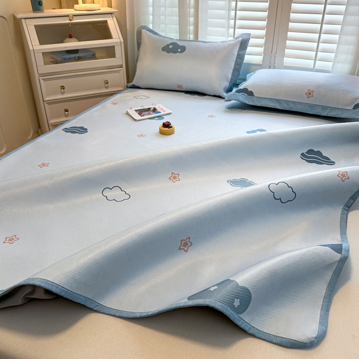 91家纺网 家纺一手货源 找家纺 花言狐语 2025新款真冰藤印花床笠款凉席 蓝天白云