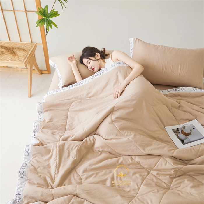 91家纺网 家纺一手货源 找家纺 西域种棉人·千百笠 2025新款A类100%新疆棉花夏凉被纯棉全棉填充毛巾绣绣花纯色双拼原棉空调被夏被 千寻卡其