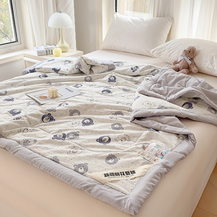 91家纺网 家纺一手货源 找家纺 西域种棉人·千百笠 2025新款A类新疆棉花夏凉被加宽包边水洗棉卡通印花吸湿透气棉花夏被空调被 凌香 小熊