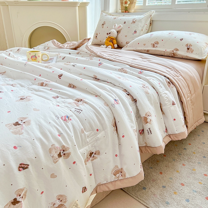 91家纺网 家纺一手货源 找家纺 西域种棉人·千百笠 2025新款A类新疆棉花夏凉被加宽包边水洗棉卡通印花吸湿透气棉花夏被空调被 凌香 樱桃狗