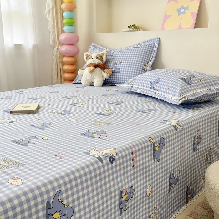 91家纺网 家纺一手货源 找家纺 新印象  2025新款花边老粗布床单款床笠款三件套蓝色小恐龙