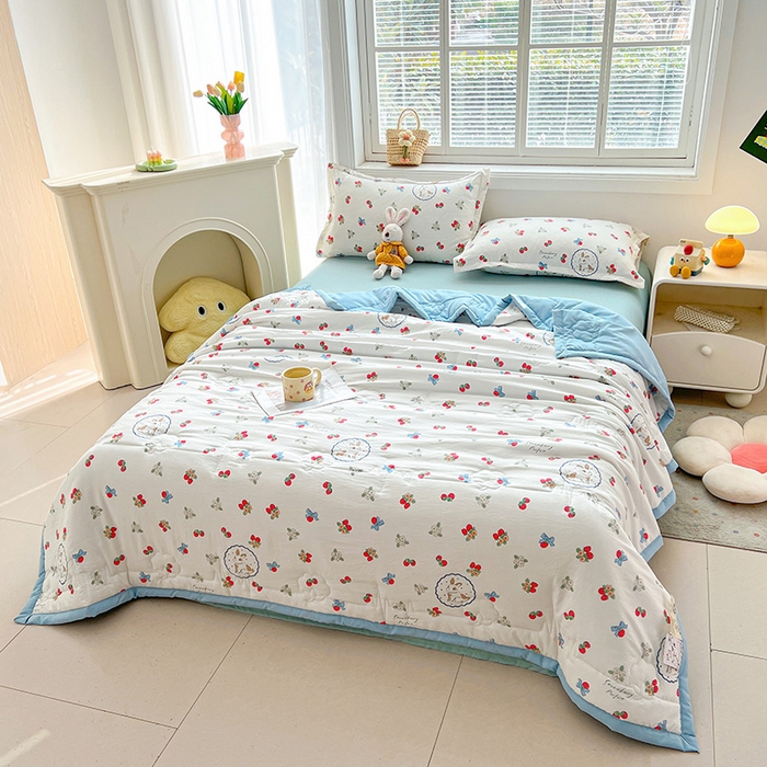 91家纺网 家纺一手货源 找家纺 西域种棉人·千百笠 2025新款A类新疆棉花夏凉被加宽包边水洗棉卡通印花吸湿透气棉花夏被空调被 凌香 草莓兔