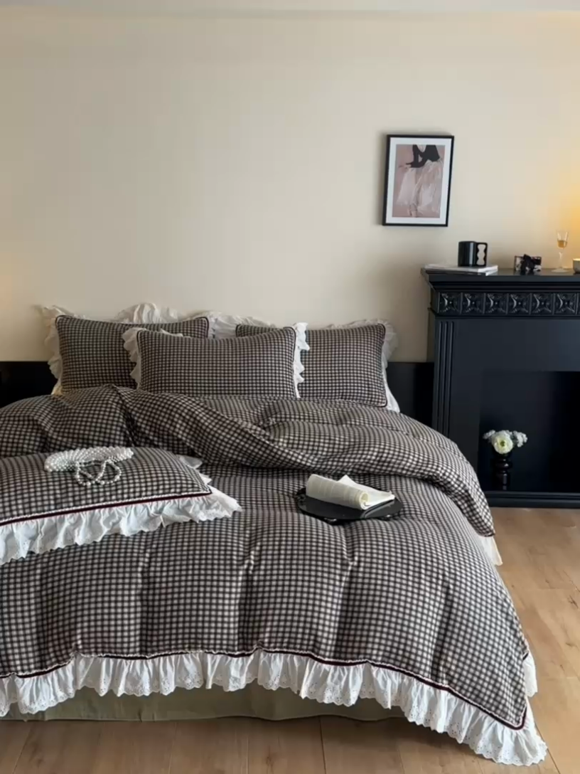 91家纺网 家纺一手货源 找家纺 蓝邻家纺 2025春夏新款全棉纯棉复古双层纱花边织带款四件套 玛德琳-绿