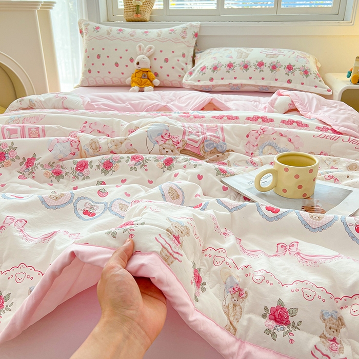 91家纺网 家纺一手货源 找家纺 西域种棉人·千百笠 2025新款A类新疆棉花夏凉被加宽包边水洗棉卡通印花吸湿透气棉花夏被空调被 凌香 泰迪熊