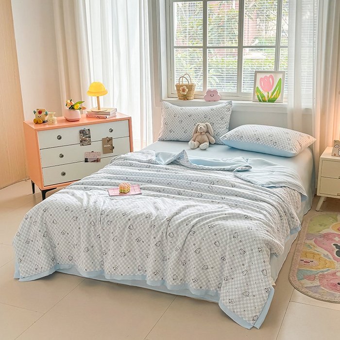 91家纺网 家纺一手货源 找家纺 金喜 2025新款小清新风格有氧针织双层纱大豆被夏被四件套 小熊派对