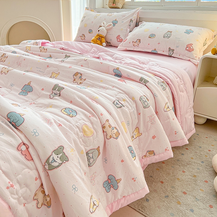 91家纺网 家纺一手货源 找家纺 西域种棉人·千百笠 2025新款A类新疆棉花夏凉被加宽包边水洗棉卡通印花吸湿透气棉花夏被空调被 凌香 淘气狗