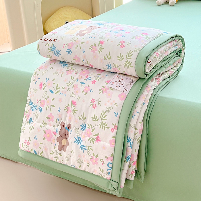 91家纺网 家纺一手货源 找家纺 西域种棉人·千百笠 2025新款A类新疆棉花夏凉被加宽包边水洗棉卡通印花吸湿透气棉花夏被空调被 凌香 躲猫猫