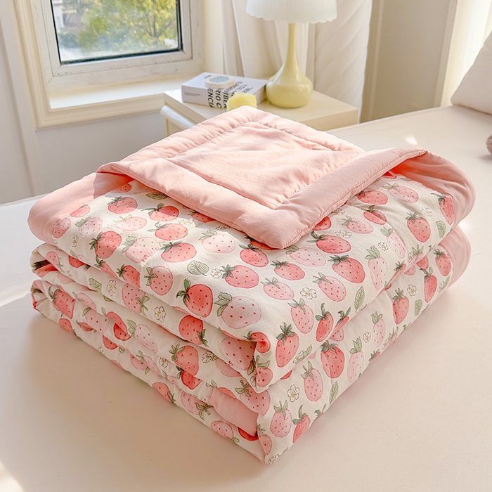 91家纺网 家纺一手货源 找家纺 西域种棉人·千百笠 2025新款A类新疆棉花夏凉被加宽包边水洗棉卡通印花吸湿透气棉花夏被空调被 凌香 草莓