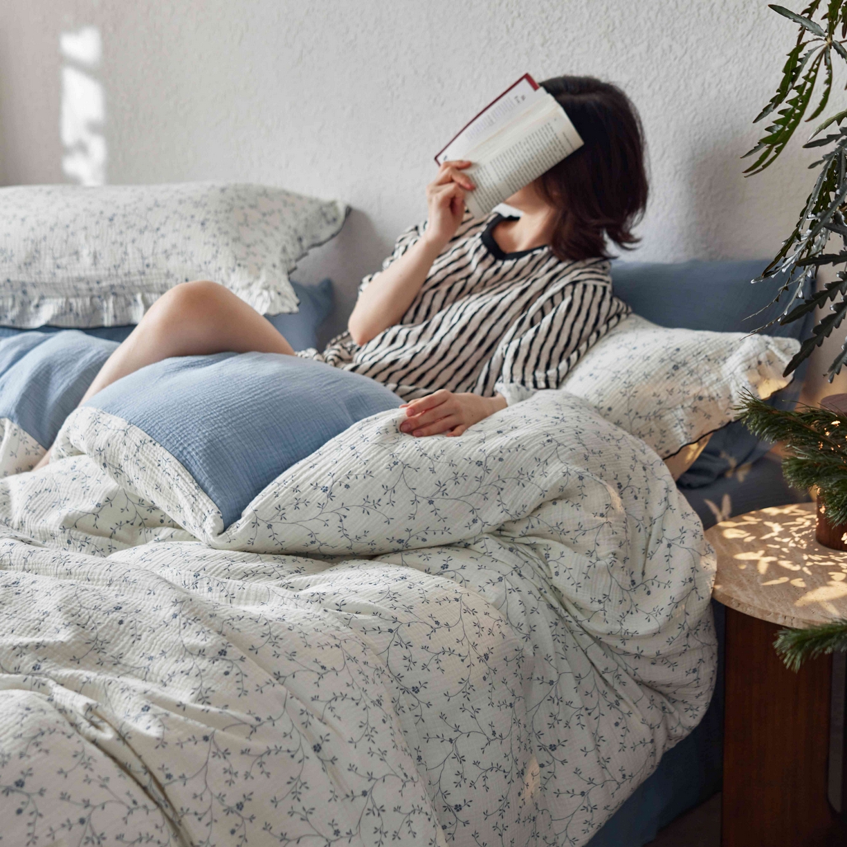 91家纺网 家纺一手货源 找家纺 安莱生活 2025新款全棉纯棉精梳棉双层纱绉纱数码印花四件套系列二 花开半夏-蓝