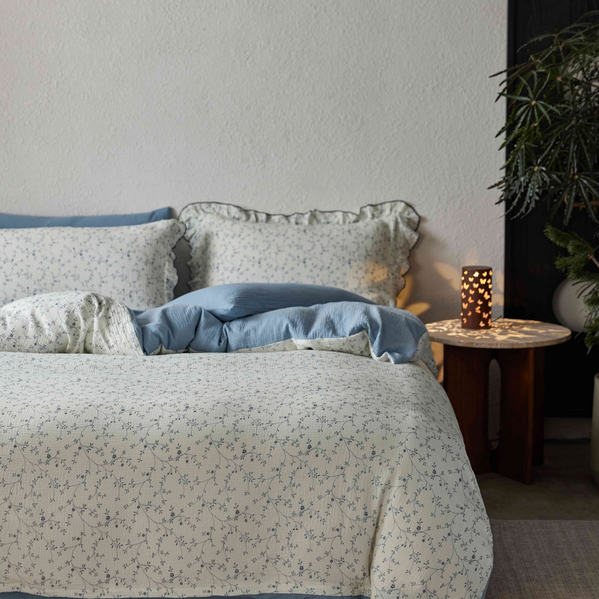 91家纺网 家纺一手货源 找家纺 安莱生活 2025新款全棉纯棉精梳棉双层纱绉纱数码印花四件套系列二 花开半夏-蓝