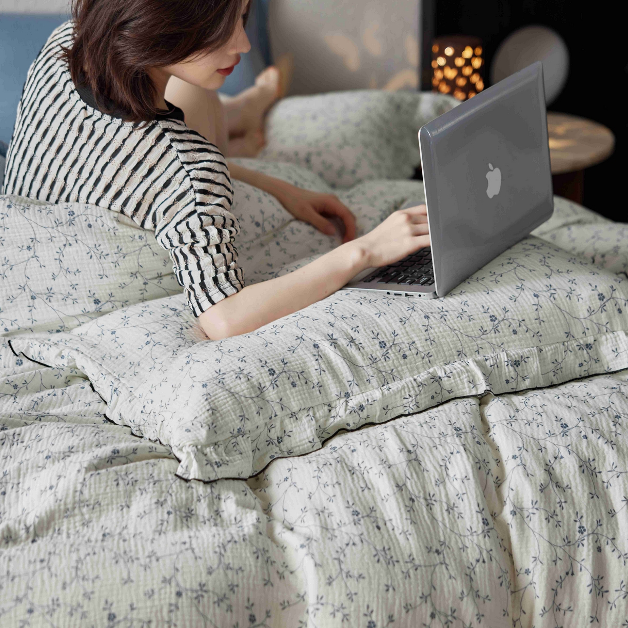 91家纺网 家纺一手货源 找家纺 安莱生活 2025新款全棉纯棉精梳棉双层纱绉纱数码印花四件套系列二 花开半夏-蓝