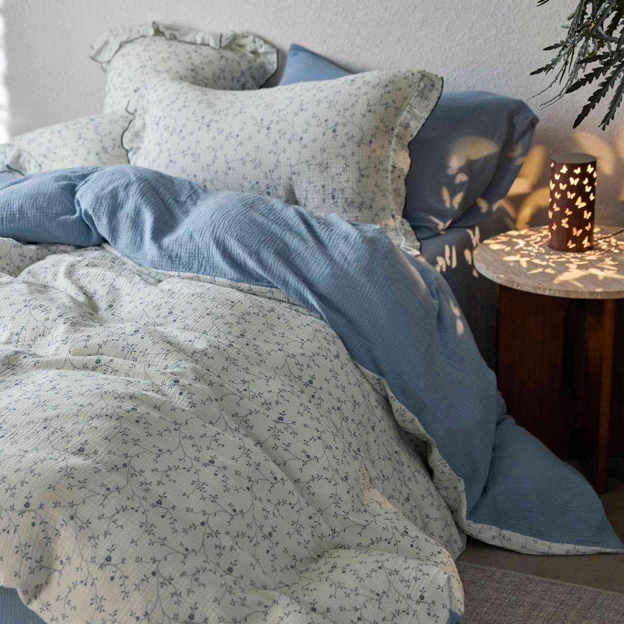 91家纺网 家纺一手货源 找家纺 安莱生活 2025新款全棉纯棉精梳棉双层纱绉纱数码印花四件套系列二 花开半夏-蓝