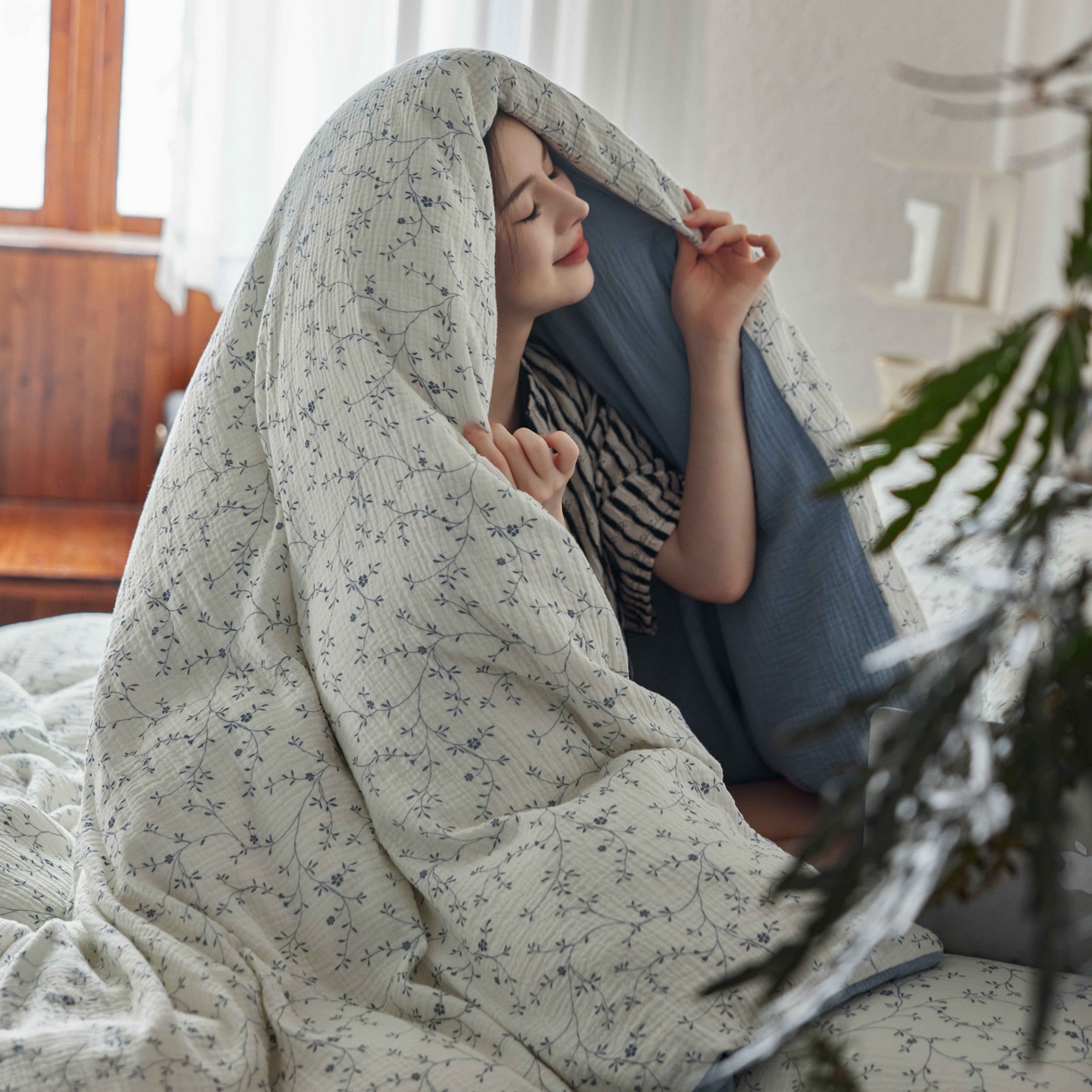 91家纺网 家纺一手货源 找家纺 安莱生活 2025新款全棉纯棉精梳棉双层纱绉纱数码印花四件套系列二 花开半夏-蓝