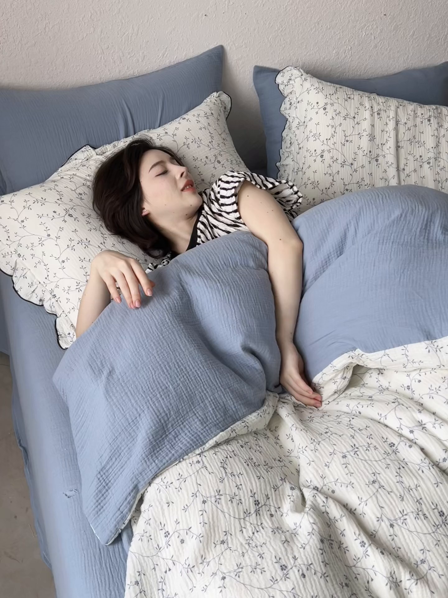 91家纺网 家纺一手货源 找家纺 安莱生活 2025新款全棉纯棉精梳棉双层纱绉纱数码印花四件套系列二 花开半夏-蓝