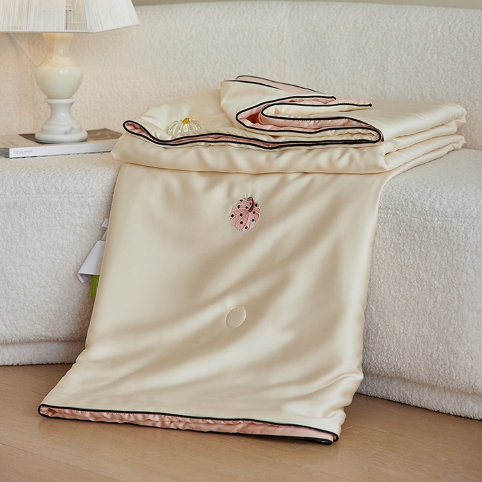 91家纺网 家纺一手货源 找家纺 （总）安莱生活 2025新款50s莱赛尔天丝绣花夏被夏凉被空调被四件套（埋绳款夏被）-萌神系列