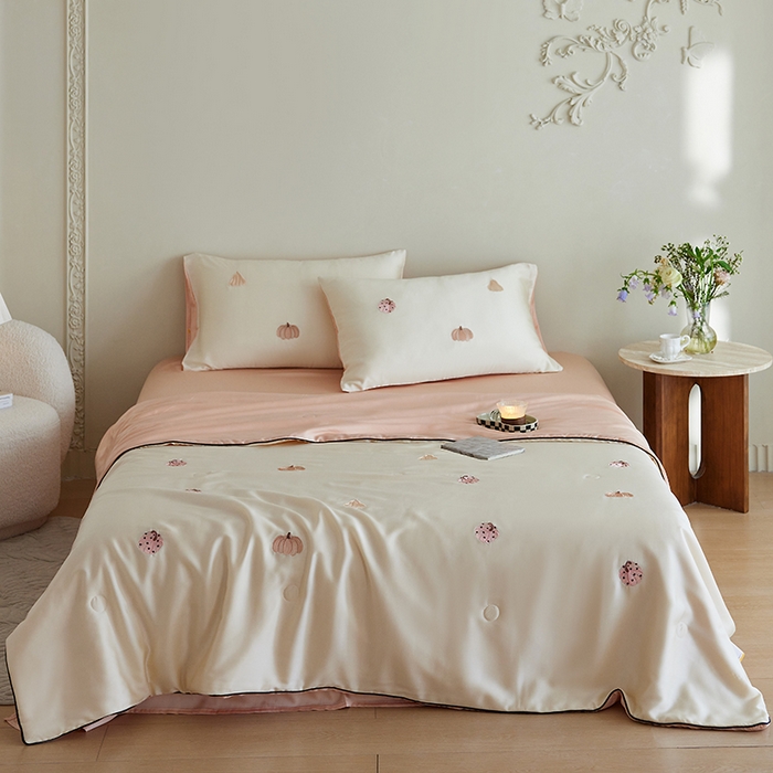 91家纺网 家纺一手货源 找家纺 安莱生活 2025新款50s莱赛尔天丝绣花夏被夏凉被空调被四件套（埋绳款夏被）-萌神系列 草间南瓜