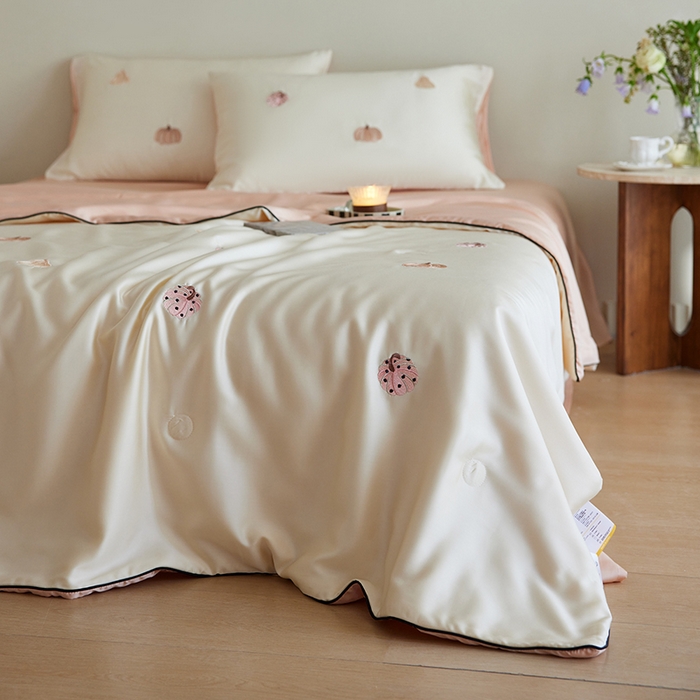 91家纺网 家纺一手货源 找家纺 安莱生活 2025新款50s莱赛尔天丝绣花夏被夏凉被空调被四件套（埋绳款夏被）-萌神系列 草间南瓜