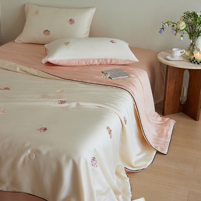 91家纺网 家纺一手货源 找家纺 安莱生活 2025新款50s莱赛尔天丝绣花夏被夏凉被空调被四件套（埋绳款夏被）-萌神系列 草间南瓜