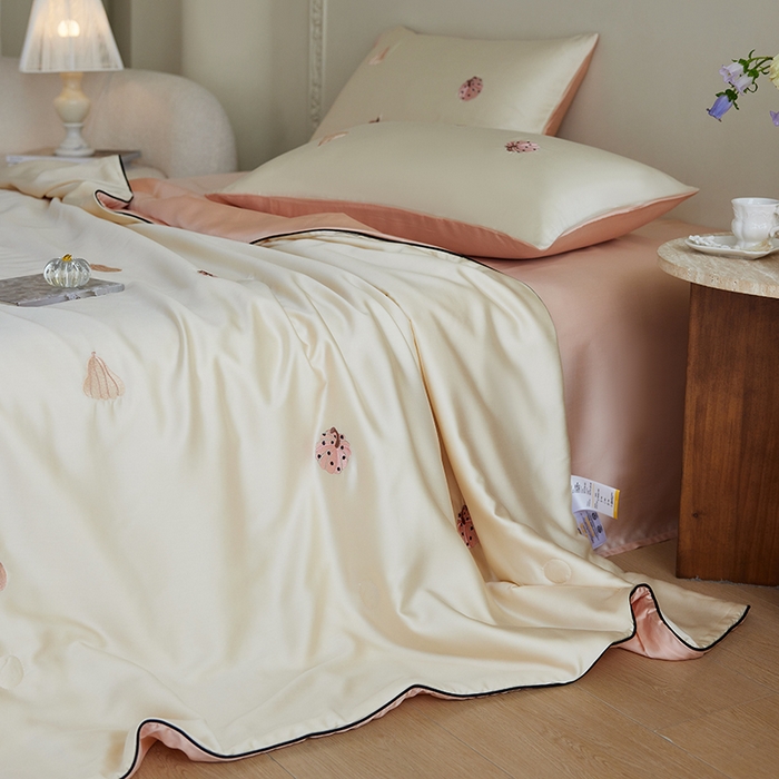 91家纺网 家纺一手货源 找家纺 安莱生活 2025新款50s莱赛尔天丝绣花夏被夏凉被空调被四件套（埋绳款夏被）-萌神系列 草间南瓜