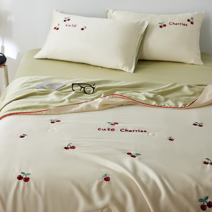 91家纺网 家纺一手货源 找家纺 安莱生活 2025新款50s莱赛尔天丝绣花夏被夏凉被空调被四件套（埋绳款夏被）-萌神系列 车厘子