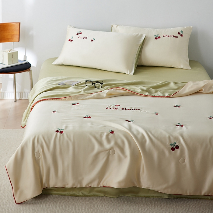 91家纺网 家纺一手货源 找家纺 安莱生活 2025新款50s莱赛尔天丝绣花夏被夏凉被空调被四件套（埋绳款夏被）-萌神系列 车厘子