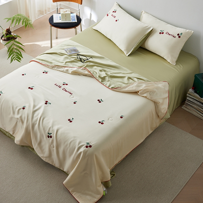 91家纺网 家纺一手货源 找家纺 安莱生活 2025新款50s莱赛尔天丝绣花夏被夏凉被空调被四件套（埋绳款夏被）-萌神系列 车厘子