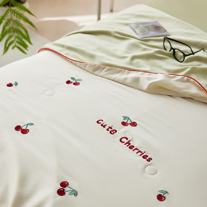 91家纺网 家纺一手货源 找家纺 安莱生活 2025新款50s莱赛尔天丝绣花夏被夏凉被空调被四件套（埋绳款夏被）-萌神系列 车厘子