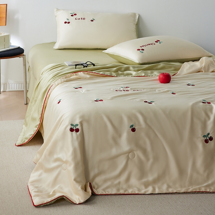 91家纺网 家纺一手货源 找家纺 安莱生活 2025新款50s莱赛尔天丝绣花夏被夏凉被空调被四件套（埋绳款夏被）-萌神系列 车厘子