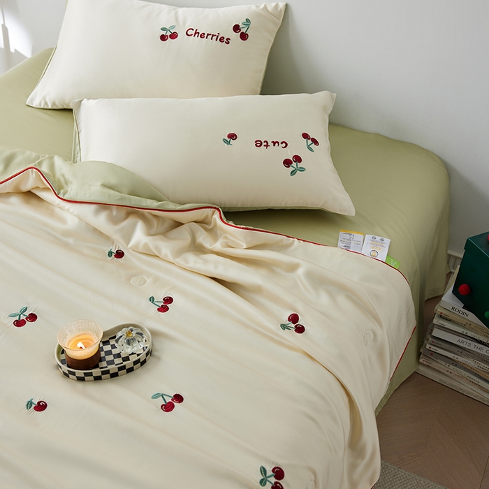 91家纺网 家纺一手货源 找家纺 安莱生活 2025新款50s莱赛尔天丝绣花夏被夏凉被空调被四件套（埋绳款夏被）-萌神系列 车厘子