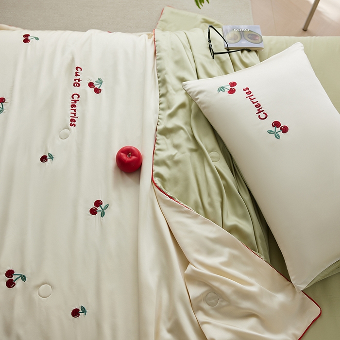 91家纺网 家纺一手货源 找家纺 安莱生活 2025新款50s莱赛尔天丝绣花夏被夏凉被空调被四件套（埋绳款夏被）-萌神系列 车厘子