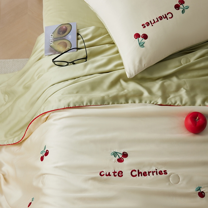 91家纺网 家纺一手货源 找家纺 安莱生活 2025新款50s莱赛尔天丝绣花夏被夏凉被空调被四件套（埋绳款夏被）-萌神系列 车厘子