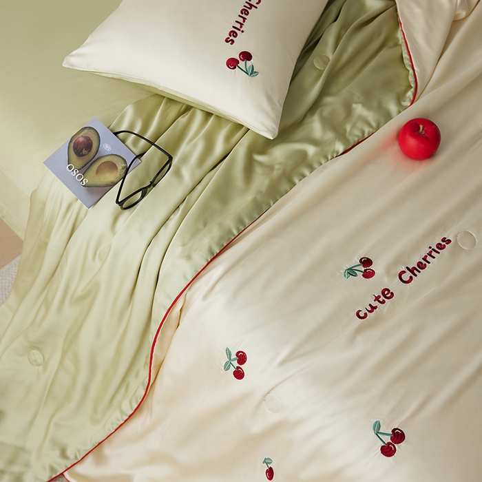 91家纺网 家纺一手货源 找家纺 安莱生活 2025新款50s莱赛尔天丝绣花夏被夏凉被空调被四件套（埋绳款夏被）-萌神系列 车厘子