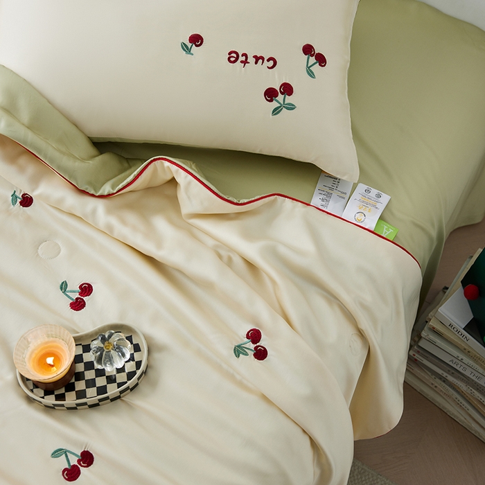 91家纺网 家纺一手货源 找家纺 安莱生活 2025新款50s莱赛尔天丝绣花夏被夏凉被空调被四件套（埋绳款夏被）-萌神系列 车厘子