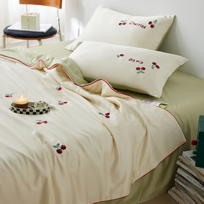 91家纺网 家纺一手货源 找家纺 安莱生活 2025新款50s莱赛尔天丝绣花夏被夏凉被空调被四件套（埋绳款夏被）-萌神系列 车厘子