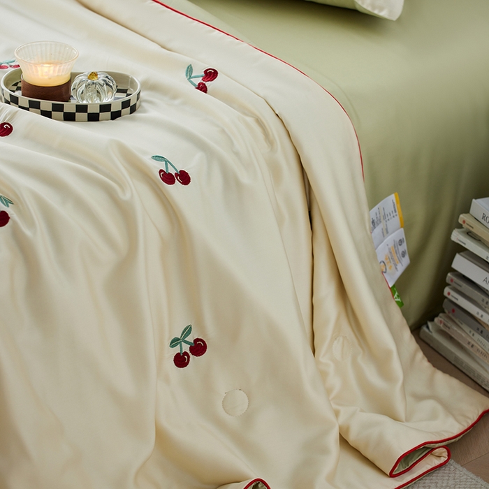 91家纺网 家纺一手货源 找家纺 安莱生活 2025新款50s莱赛尔天丝绣花夏被夏凉被空调被四件套（埋绳款夏被）-萌神系列 车厘子