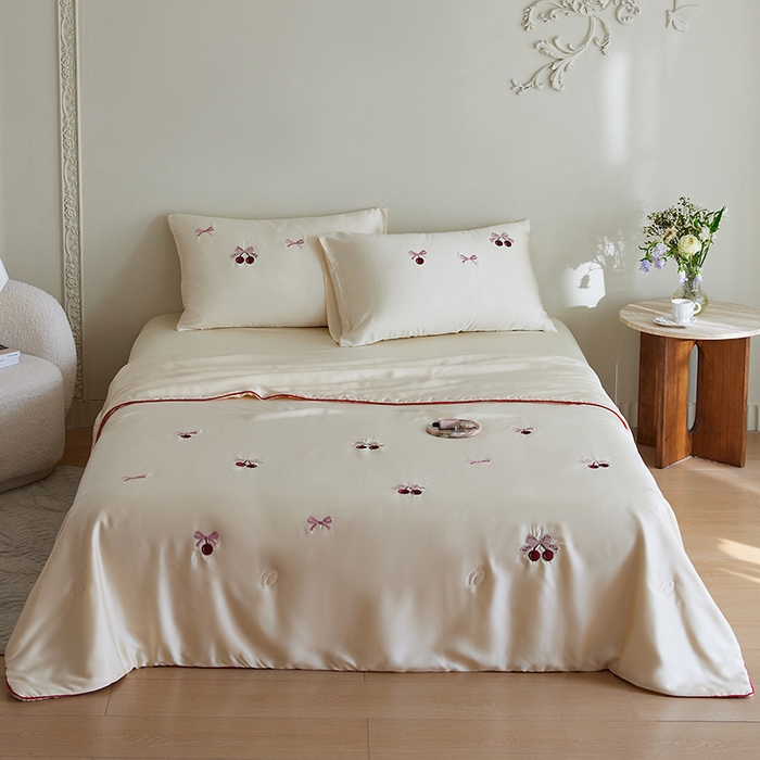 91家纺网 家纺一手货源 找家纺 安莱生活 2025新款50s莱赛尔天丝绣花夏被夏凉被空调被四件套（埋绳款夏被）-萌神系列 蝴蝶结樱桃