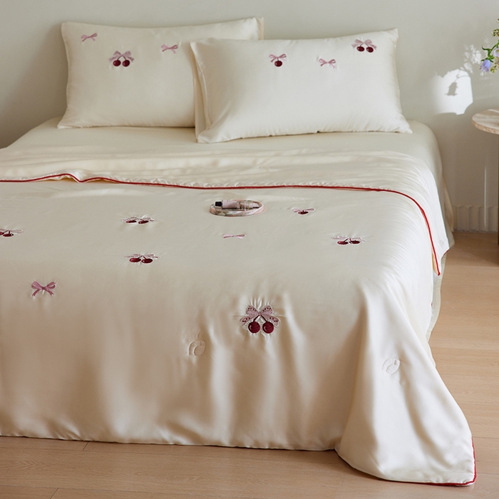 91家纺网 家纺一手货源 找家纺 安莱生活 2025新款50s莱赛尔天丝绣花夏被夏凉被空调被四件套（埋绳款夏被）-萌神系列 蝴蝶结樱桃