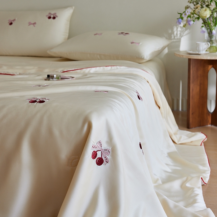 91家纺网 家纺一手货源 找家纺 安莱生活 2025新款50s莱赛尔天丝绣花夏被夏凉被空调被四件套（埋绳款夏被）-萌神系列 蝴蝶结樱桃