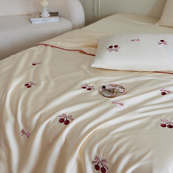 91家纺网 家纺一手货源 找家纺 安莱生活 2025新款50s莱赛尔天丝绣花夏被夏凉被空调被四件套（埋绳款夏被）-萌神系列 蝴蝶结樱桃
