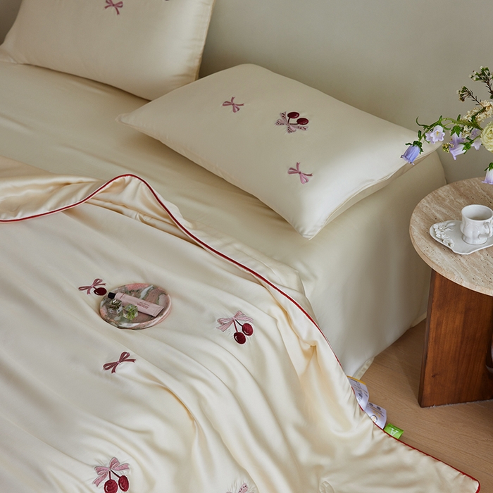 91家纺网 家纺一手货源 找家纺 安莱生活 2025新款50s莱赛尔天丝绣花夏被夏凉被空调被四件套（埋绳款夏被）-萌神系列 蝴蝶结樱桃