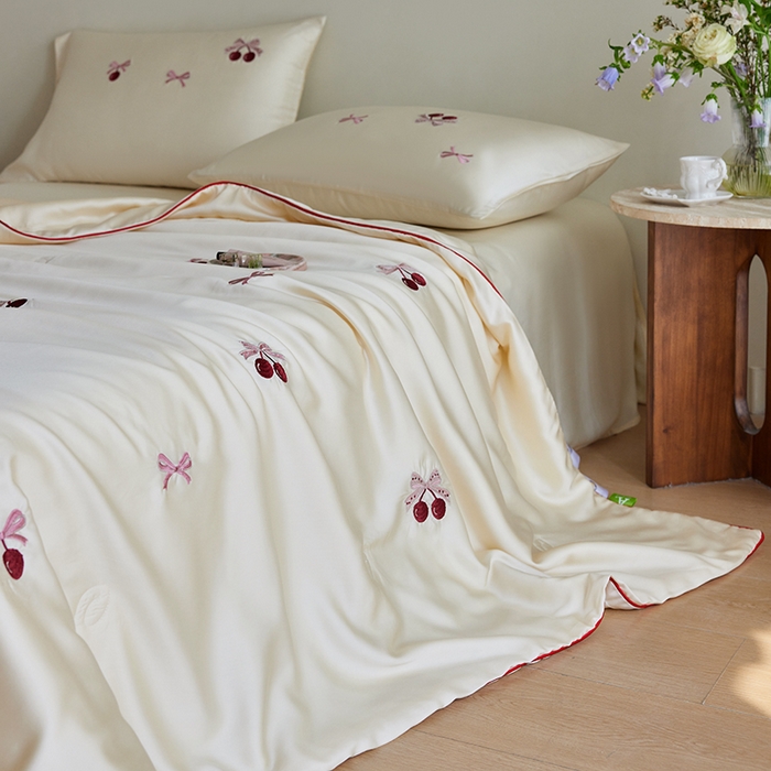 91家纺网 家纺一手货源 找家纺 安莱生活 2025新款50s莱赛尔天丝绣花夏被夏凉被空调被四件套（埋绳款夏被）-萌神系列 蝴蝶结樱桃