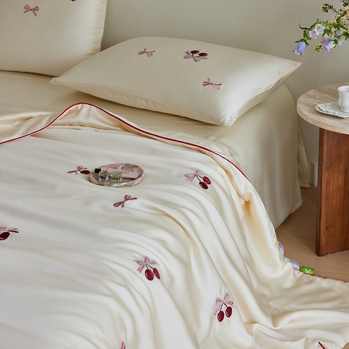91家纺网 家纺一手货源 找家纺 安莱生活 2025新款50s莱赛尔天丝绣花夏被夏凉被空调被四件套（埋绳款夏被）-萌神系列 蝴蝶结樱桃