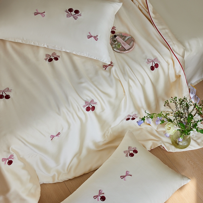 91家纺网 家纺一手货源 找家纺 安莱生活 2025新款50s莱赛尔天丝绣花夏被夏凉被空调被四件套（埋绳款夏被）-萌神系列 蝴蝶结樱桃
