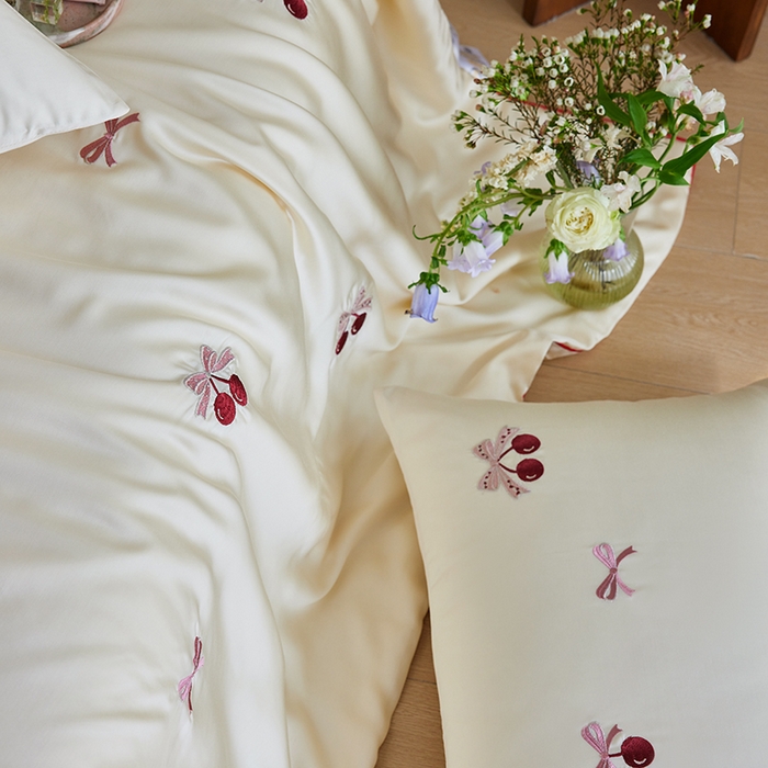 91家纺网 家纺一手货源 找家纺 安莱生活 2025新款50s莱赛尔天丝绣花夏被夏凉被空调被四件套（埋绳款夏被）-萌神系列 蝴蝶结樱桃