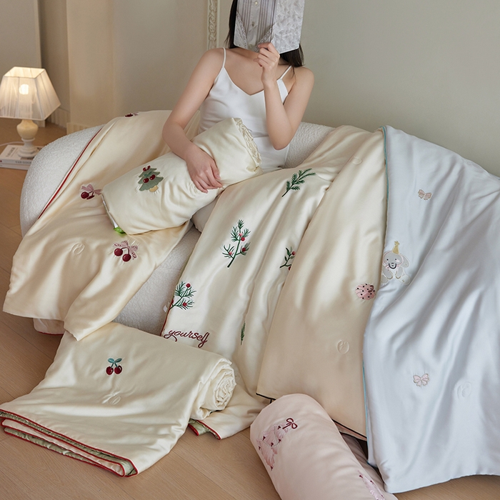 91家纺网 家纺一手货源 找家纺 安莱生活 2025新款50s莱赛尔天丝绣花夏被夏凉被空调被四件套（埋绳款夏被）-萌神系列 组合图仅做展示