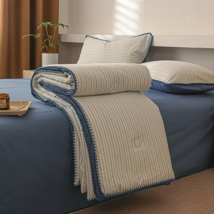 91家纺网 家纺一手货源 找家纺 简宜家居（朝初家纺） 2025春夏新款全棉纯棉贝壳边水洗棉夏被夏凉被空调被 贝壳边-蓝灰条