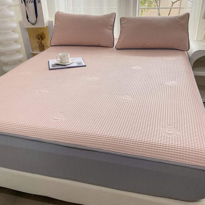 91家纺网 家纺一手货源 找家纺 欧邦 2025春夏新款5A抗菌华夫格凉感冰豆床笠款凉席席子-小熊系列 小熊-贵妃粉